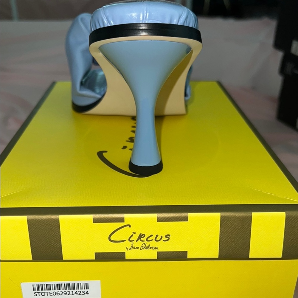 Women's Blue heels - Picture 4 of 7